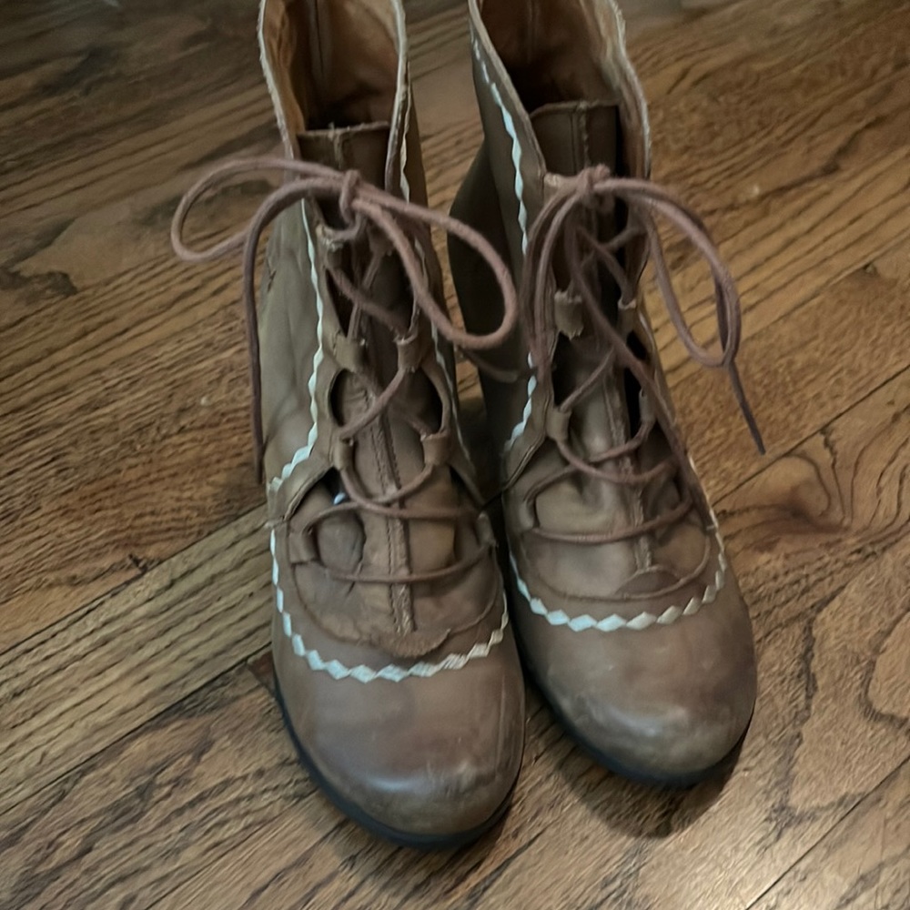 Anthropologie Womens Embroidered lace up Booties